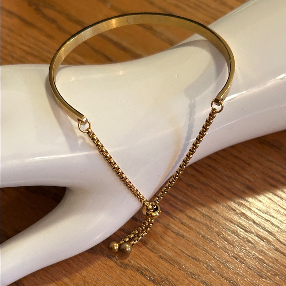 Chic Gold Bracelet with Adjustable Chain
